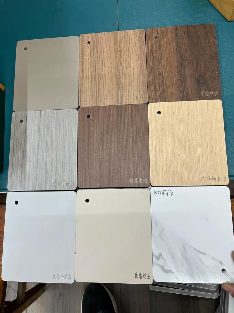 铭丰建材木地板护墙板仓库 石塑加厚圆孔护墙板，16元每平方米的价格解析